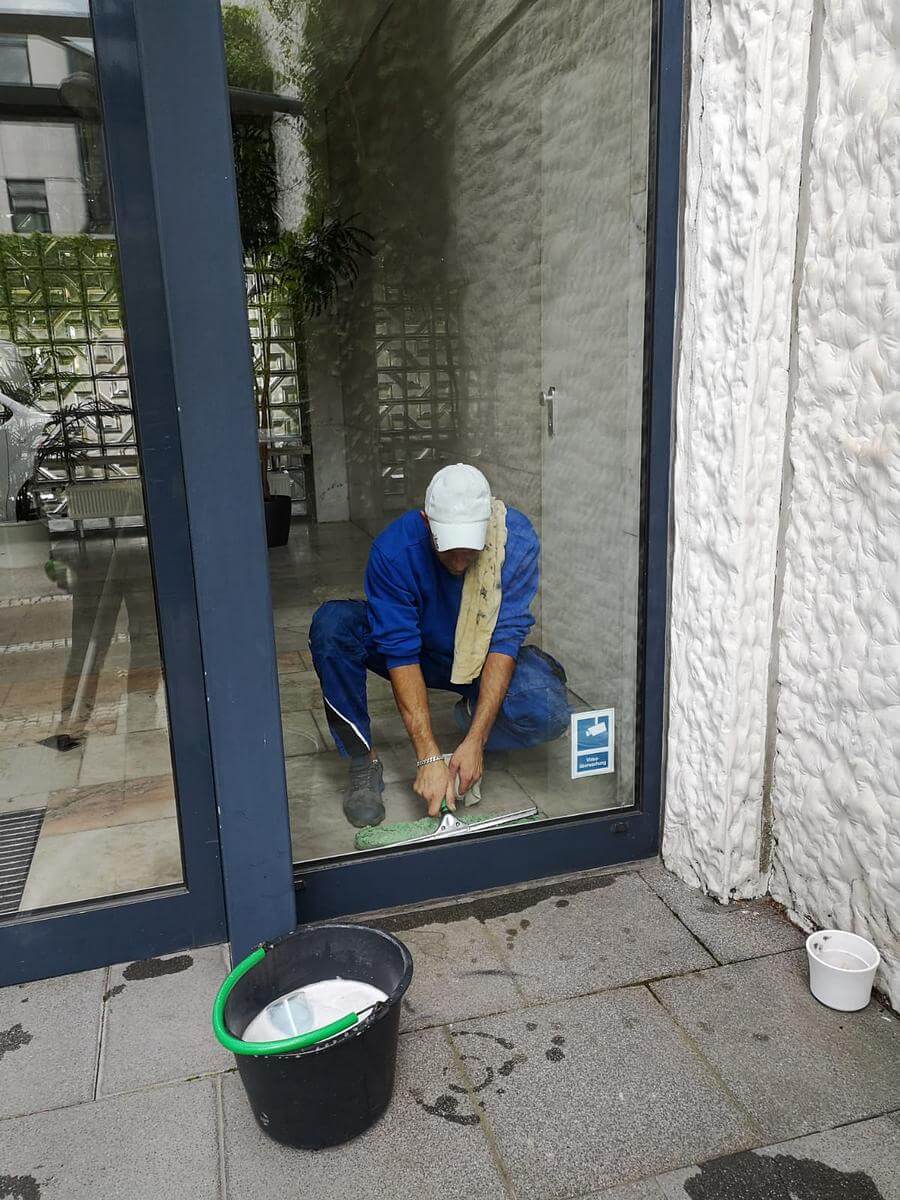 penible Reinigung einer Fensterscheibe