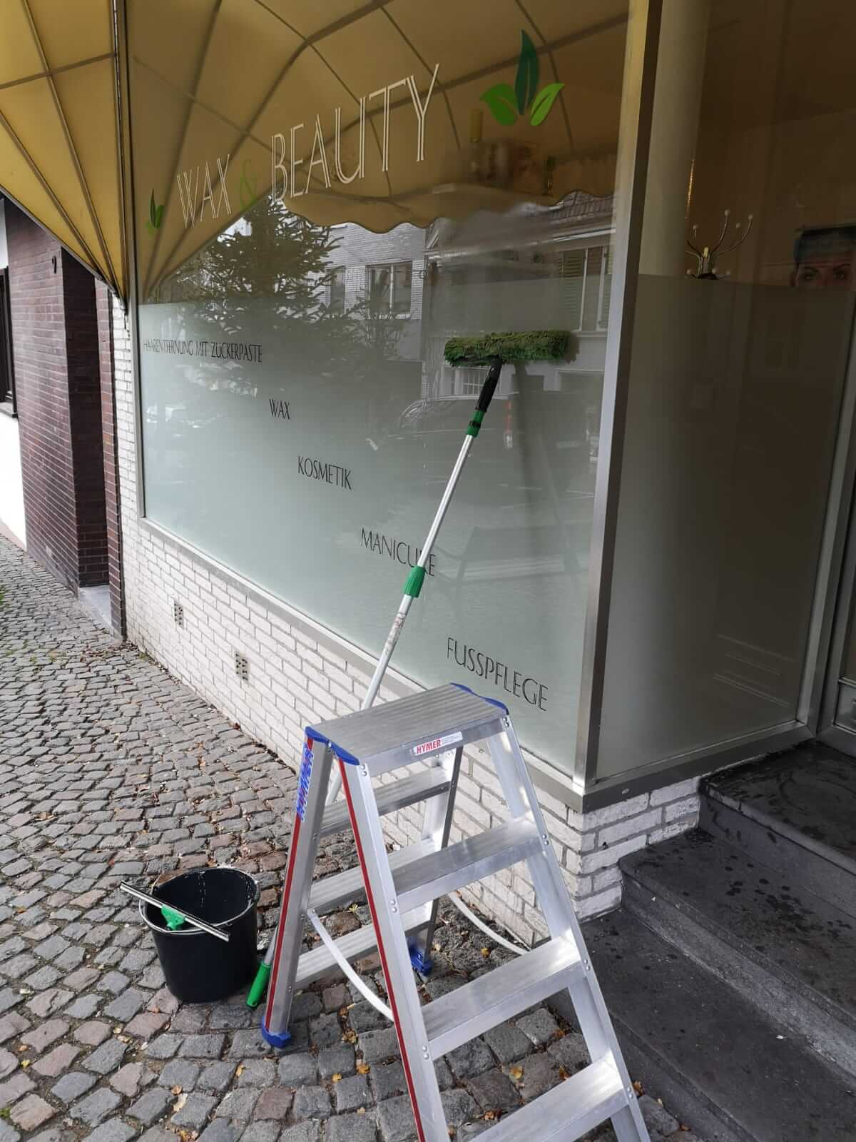 Reinigung eines Schaufensters