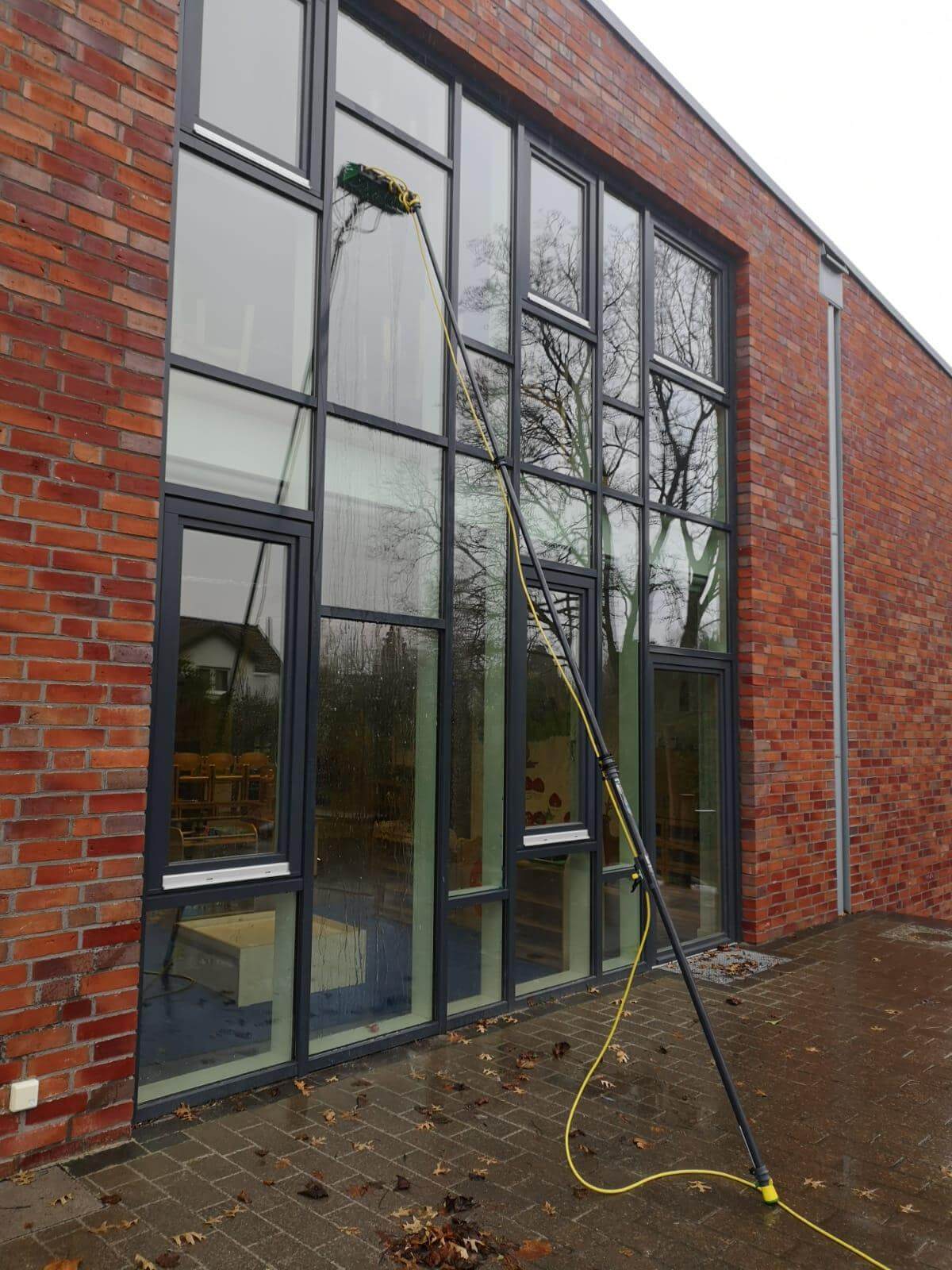 Bürogebäude mit einer sauberen Glasfront