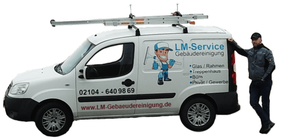 Leszek Majcherczyk mit einem Firmenauto