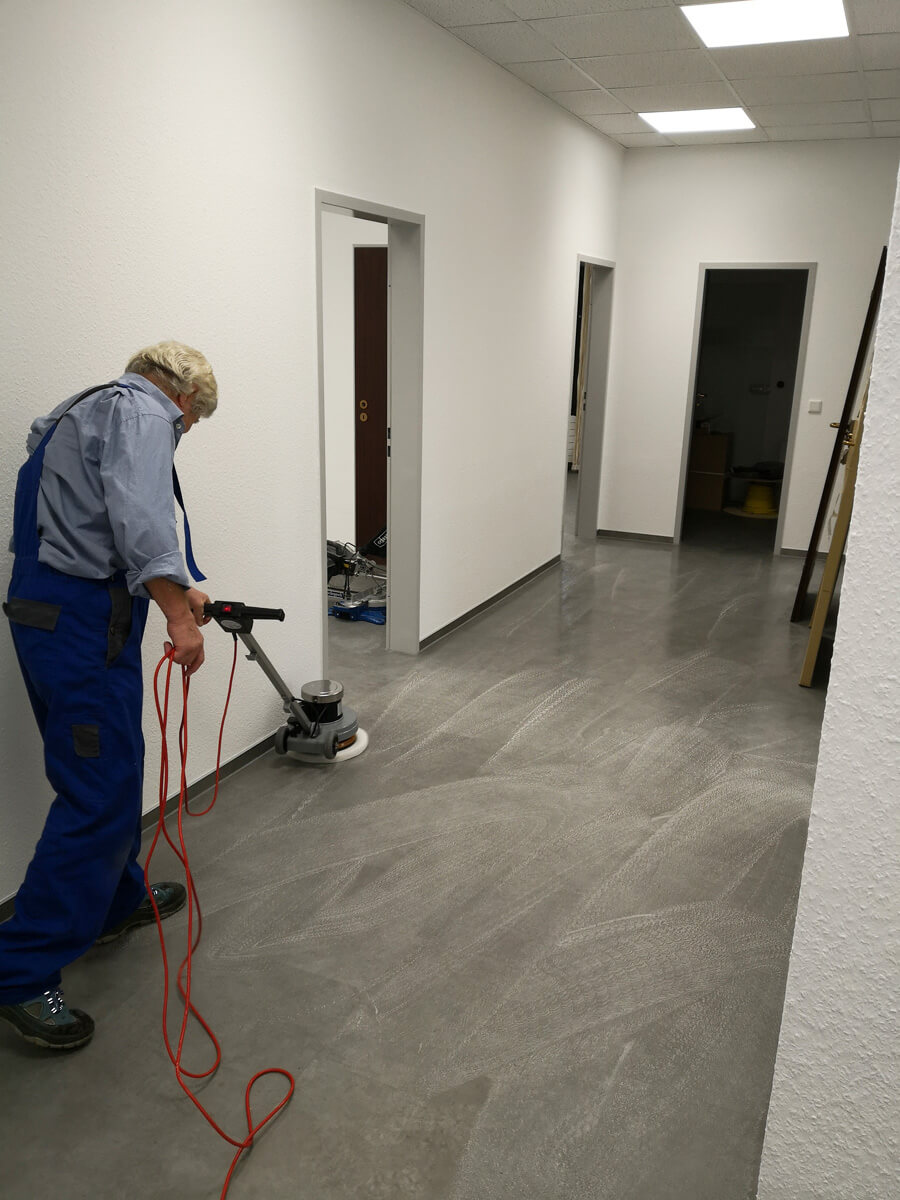 Fußbodenreinigung mit modernem Gerät