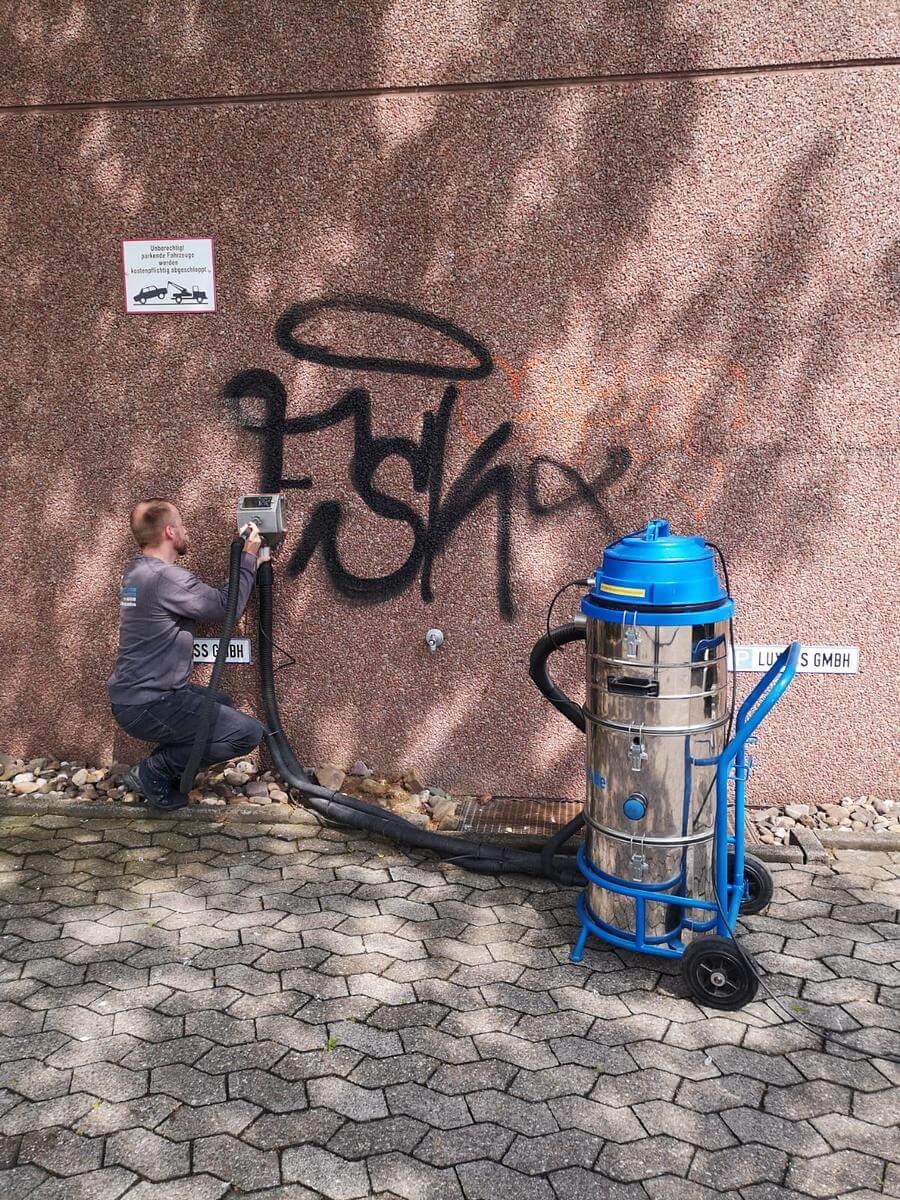Entfernung eines Graffiti von einer Hauswand