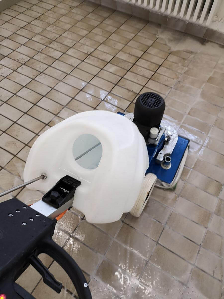 gründliche Reinigung eines Fußbodens