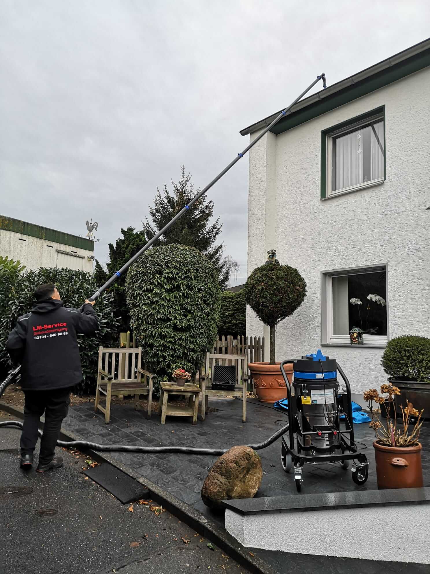Ohne Leiter können wir auch hoch liegende Dachrinnen säubern