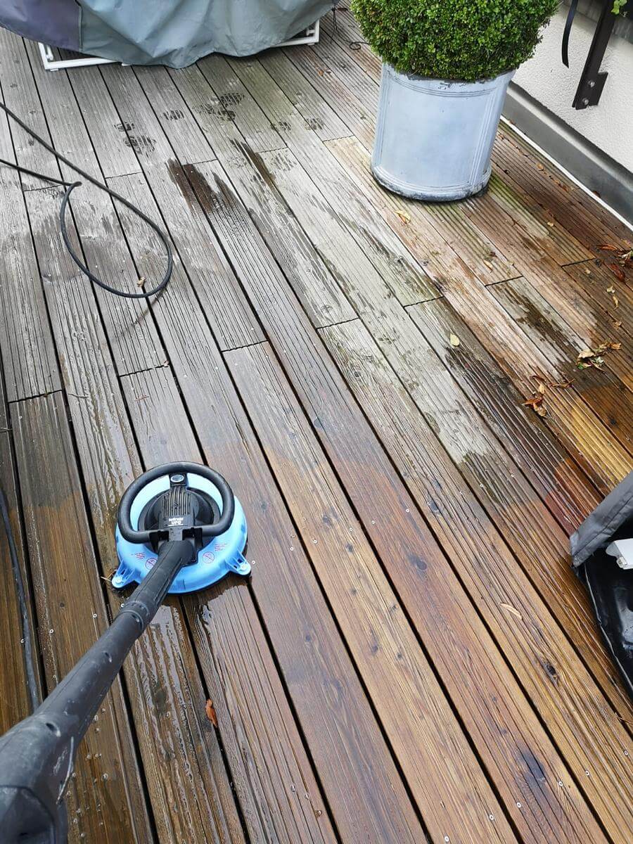 Reinigung einer Holzterrasse