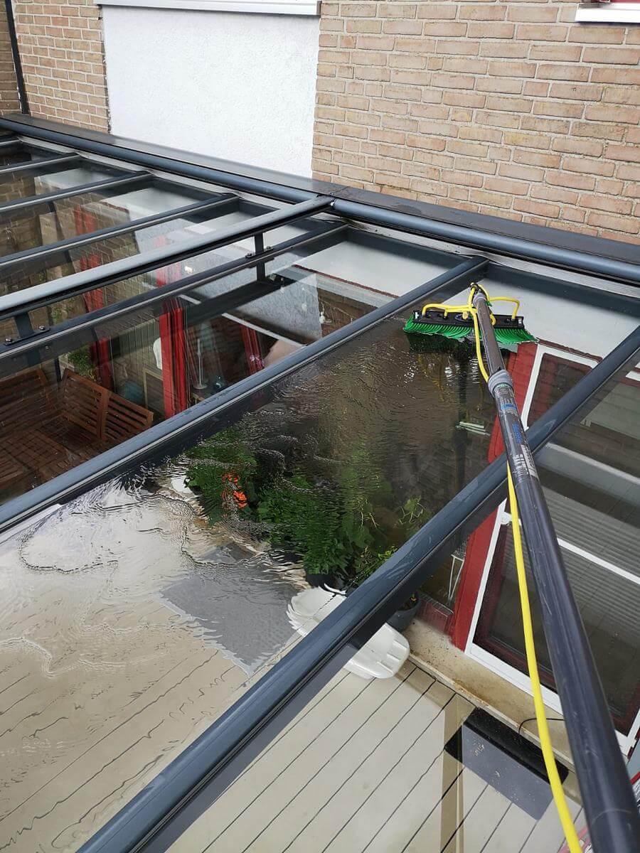 Reinigung eines Glasdachs