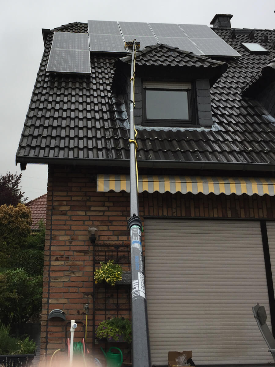 Reinigung einer Photovoltaik-Anlage vom Boden aus