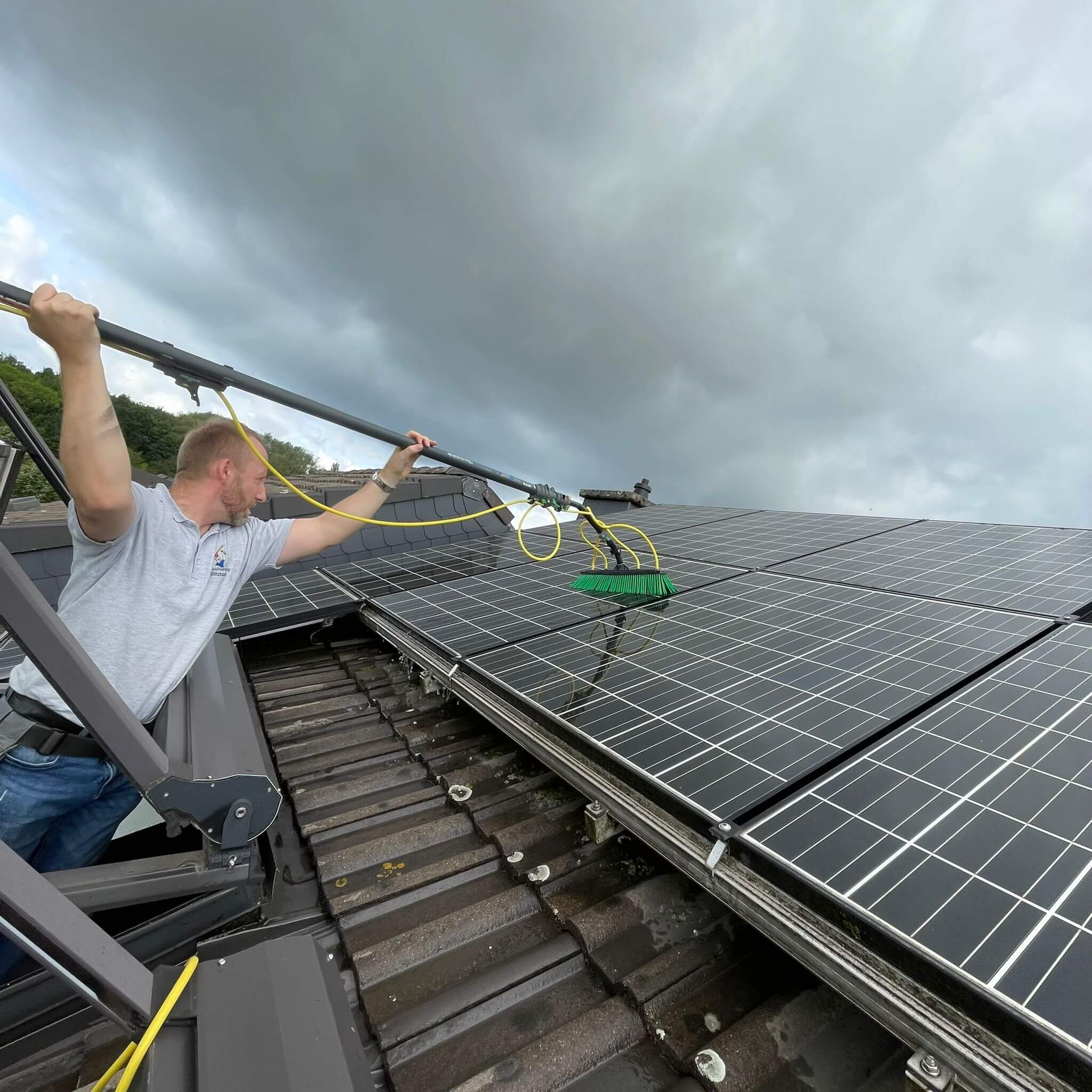 Reinigung einer Photovoltaik-Anlage vom Dach aus